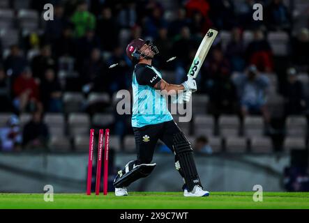 Jason Roy von Surrey wird von Hampshire Hawks John Turner (nicht abgebildet) während des Spiels Vitality Blast T20 im Utilita Bowl in Southampton ausgelotet. Bilddatum: Donnerstag, 30. Mai 2024. Stockfoto