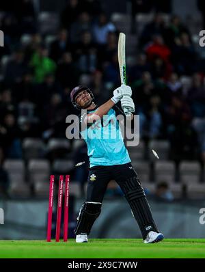 Jason Roy von Surrey wird von Hampshire Hawks John Turner (nicht abgebildet) während des Spiels Vitality Blast T20 im Utilita Bowl in Southampton ausgelotet. Bilddatum: Donnerstag, 30. Mai 2024. Stockfoto