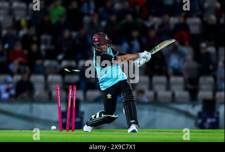 Jason Roy von Surrey wird von Hampshire Hawks John Turner (nicht abgebildet) während des Spiels Vitality Blast T20 im Utilita Bowl in Southampton ausgelotet. Bilddatum: Donnerstag, 30. Mai 2024. Stockfoto