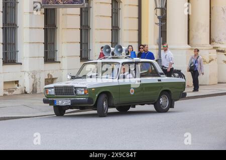 Ein Lada der ehemaligen Volkspolizei der DDR fährt am Polizeipräsidium Dresden, Sachsen, vorbei Stockfoto