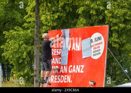 Ein Plakatkünstler erneuert ein großes SPD-Wahlkampfplakat für die Wahlen am 8. Juni 2024 in Dresden, Sachsen Stockfoto