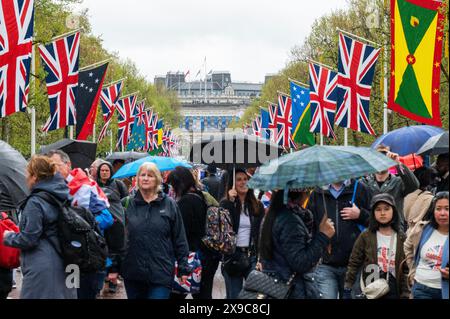 Mai 2023. Menschenmassen in der Mall nach dem Auftritt von König Charles und Königin Camilla auf dem Balkon nach der Krönung. Stockfoto