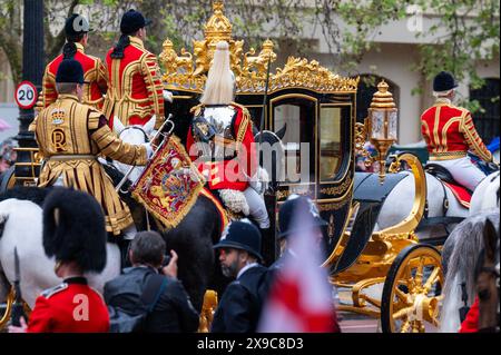 Mai 2023. König Charles und Camilla, Königin im Diamond Jubilee State Coach auf dem Weg zur Krönungszeremonie in Westminster Abbey Stockfoto