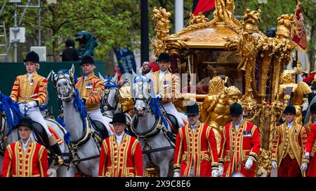 Mai 2023. König Charles und Königin Camilla kehren nach der Krönung im Gold State Coach zum Buckingham Palace zurück. Stockfoto
