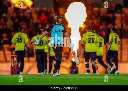 Jamie Smith von Surrey verlässt das Feld, nachdem er von Hampshire Hawks James Vince (nicht abgebildet) während des Spiels Vitality Blast T20 im Utilita Bowl in Southampton gefangen wurde. Bilddatum: Donnerstag, 30. Mai 2024. Stockfoto