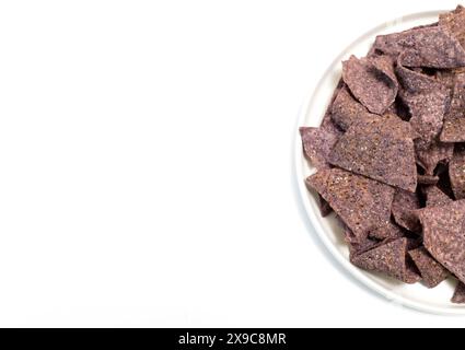 Draufsicht Modell Isolierte Organische Blaue Maistortilla Chips Auf Halbplatte, Weißer Hintergrund. Gesunder Knuspriger Snack Mit Meersalz Gewürzt. Design Stockfoto