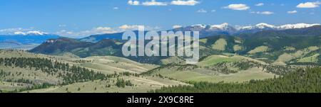 Panorama der Aussicht von den blauen Wolkenhügeln in der Nähe von helena, montana (von links – Glatzberg, helena und elkhorn) Stockfoto