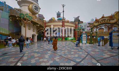 Der Outdoor-Freizeitpark Genting Sky Welts in Pahang, Malaysia, zeigt Robots Rivet Town, einschließlich Big Weld's Zeppelins und Rivet Town Roller Stockfoto