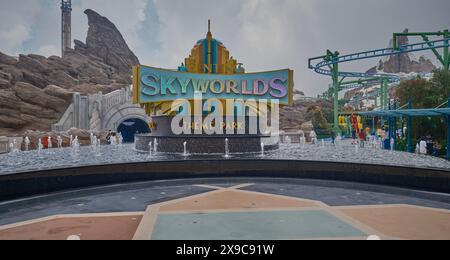 Der Outdoor-Freizeitpark Genting Sky Welten in Genting Highlands, Pahang, Malaysia, zeigt den zentralen Park mit einem großen Brunnen und Spaziergängen Stockfoto