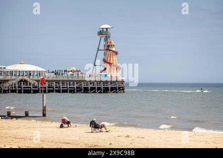 Nahaufnahme des Bournemouth Piers mit farbenfrohem Helter Skelter und Zip Wire am Bournemouth Beach, Dorset, UK am 29. Mai 2024 Stockfoto