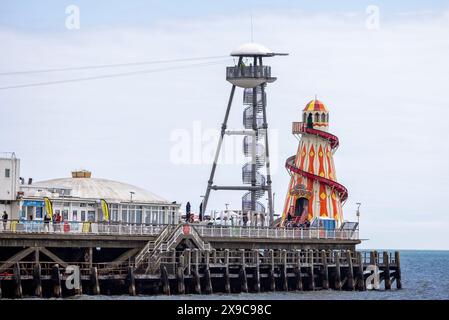 Nahaufnahme des Bournemouth Piers mit farbenfrohem Helter Skelter und Zip Wire am Bournemouth Beach, Dorset, UK am 29. Mai 2024 Stockfoto