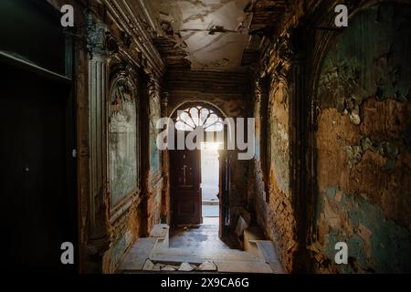 Eingangshalle in einem alten, verlassenen Herrenhaus. Stockfoto