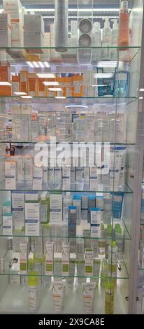 Bobruisk, Weißrussland - 1. Mai 2024: Eine Auswahl an Sonnenschutzmitteln, Handcremes und Hautpflegeprodukten von Avene, die in Apothekenregalen übersichtlich angeordnet sind. Stockfoto