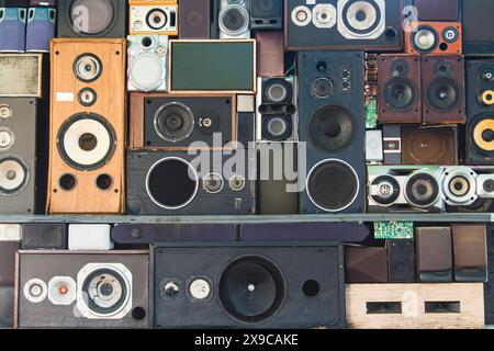 Wand aus verschiedenen alten, farbenfrohen Stereo-Lautsprechern, die übereinander gestapelt sind. Stockfoto
