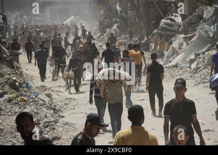 (240530) -- GAZA, 30. Mai 2024 (Xinhua) -- Vertriebene Palästinenser werden am 30. Mai 2024 in Jabalia im nördlichen Gazastreifen gesehen. Lokale Quellen berichteten, dass sich israelische Truppen aus den westlichen und südlichen Regionen von Dschabalia im nördlichen Gaza-Streifen zurückgezogen haben, während einige Soldaten in den nördlichen und östlichen Gebieten der Stadt verbleiben. In einer Erklärung forderte das Notstandskomitee im nördlichen Gazastreifen die Bewohner auf, „Geduld zu haben und zu diesem Zeitpunkt nicht in die nördlichen Gebiete des Gazastreifens zurückzukehren“. In der Erklärung wurde gewarnt, dass die israelische Armee eine große Anzahl von Drohnen hinterließ, die weiterhin auf Bewohner feuern. Stockfoto