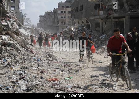 (240530) -- GAZA, 30. Mai 2024 (Xinhua) -- Vertriebene Palästinenser werden am 30. Mai 2024 in Jabalia im nördlichen Gazastreifen gesehen. Lokale Quellen berichteten, dass sich israelische Truppen aus den westlichen und südlichen Regionen von Dschabalia im nördlichen Gaza-Streifen zurückgezogen haben, während einige Soldaten in den nördlichen und östlichen Gebieten der Stadt verbleiben. In einer Erklärung forderte das Notstandskomitee im nördlichen Gazastreifen die Bewohner auf, „Geduld zu haben und zu diesem Zeitpunkt nicht in die nördlichen Gebiete des Gazastreifens zurückzukehren“. In der Erklärung wurde gewarnt, dass die israelische Armee eine große Anzahl von Drohnen hinterließ, die weiterhin auf Bewohner feuern. Stockfoto