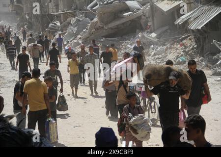 (240530) -- GAZA, 30. Mai 2024 (Xinhua) -- Vertriebene Palästinenser werden am 30. Mai 2024 in Jabalia im nördlichen Gazastreifen gesehen. Lokale Quellen berichteten, dass sich israelische Truppen aus den westlichen und südlichen Regionen von Dschabalia im nördlichen Gaza-Streifen zurückgezogen haben, während einige Soldaten in den nördlichen und östlichen Gebieten der Stadt verbleiben. In einer Erklärung forderte das Notstandskomitee im nördlichen Gazastreifen die Bewohner auf, „Geduld zu haben und zu diesem Zeitpunkt nicht in die nördlichen Gebiete des Gazastreifens zurückzukehren“. In der Erklärung wurde gewarnt, dass die israelische Armee eine große Anzahl von Drohnen hinterließ, die weiterhin auf Bewohner feuern. Stockfoto