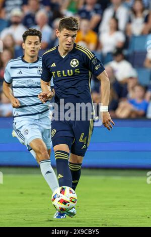 Kansas City, KS, USA. Mai 2024. Vancouver Whitecaps FC-Verteidiger Ranko Veselinovic (4) tribbelt den Ball gegen das Sporting Kansas City im Children's Mercy Park in Kansas City, KS. David Smith/CSM/Alamy Live News Stockfoto