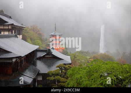 Nachisan Seiganto-JI-Tempel und seine 3-stöckige Pagode mit Nachi Falls hinter dem Kumano Kodo Wanderweg, April, Japan Stockfoto