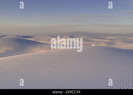 Golden-Hour-Farben über weißen Sanddünen-Nationalpark Stockfoto