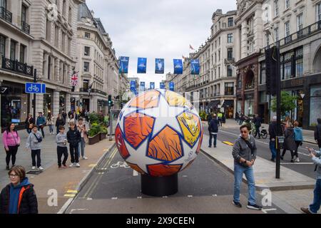 London, Großbritannien. 30. Mai 2024. Ein riesiger Fußball wird gezeigt, als das Champions League Festival die Regent Street vor dem Finale übernimmt. Borussia Dortmund trifft am 1. Juni im Wembley-Stadion auf Real Madrid. Quelle: Vuk Valcic/Alamy Live News Stockfoto