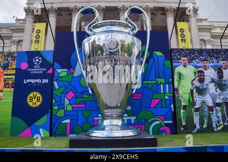 London, Großbritannien. 30. Mai 2024. Eine riesige Replik-Trophäe wird auf dem Trafalgar Square ausgestellt, während das Champions League Festival London vor dem letzten Spiel erobert. Borussia Dortmund trifft am 1. Juni im Wembley-Stadion auf Real Madrid. Quelle: Vuk Valcic/Alamy Live News Stockfoto