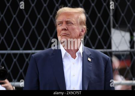 Miami, Florida, USA. Mai 2024. DONALD TRUMP, ehemaliger Präsident der Vereinigten Staaten von Amerika, blickt auf das F1 Grand Prix Race von Miami zu. (Kreditbild: © Jan Kolodziej/ZUMA Press Wire) NUR REDAKTIONELLE VERWENDUNG! Nicht für kommerzielle ZWECKE! Stockfoto