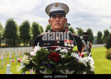 Aisne, Frankreich. Mai 2024. Ryan Leblanc, ein Truppenführer des 1. Bataillons, 6. Marine-Regiment, 2. Marine-Division, hält einen Kranz während einer Zeremonie auf dem Aisne-Marne American Cemetery, Belleau, Frankreich, am 26. Mai 2024. Die Gedenkzeremonie wurde anlässlich des 106. Jahrestages der Schlacht von Belleau Wood abgehalten, um das Vermächtnis von Soldaten zu ehren, die ihr Leben zur Verteidigung der USA und der europäischen Verbündeten gaben. (Kreditbild: © U.S. Marines/ZUMA Press Wire) NUR REDAKTIONELLE VERWENDUNG! Nicht für kommerzielle ZWECKE! Stockfoto