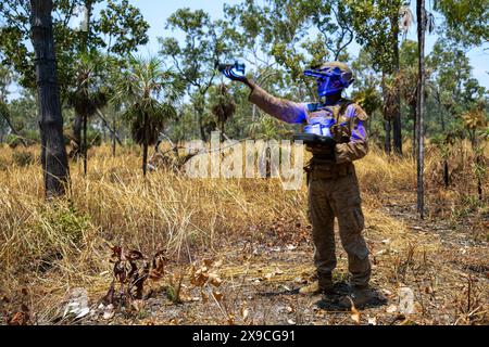 23. Mai 2024 - Mount Bundey Training Area, Northern Territory, Australien - U.S. Marine Corps Lance CPL. Emmanuel Saulsberry, ein Schützling mit Echo Kompanie, 2. Bataillon, 5. Marine Regiment (verstärkt), Marine Rotational Force ''“ Darwin 24.3, fliegt ein kleines unbemanntes Flugzeugsystem von Parrot ANAFI USA während eines Angriffsbereiches im Rahmen von Exercise Predators Walk am Mount Bundey Training Area, NT, Australien, 23. Mai 2024. Während des Predators Walk konnten die Marines eine Feuerwehrtruppe leiten, die die Fähigkeiten und das Selbstvertrauen weiterentwickelte, die für den Erfolg auf der Ebene kleiner Einheiten erforderlich waren. Saulsberry Stockfoto