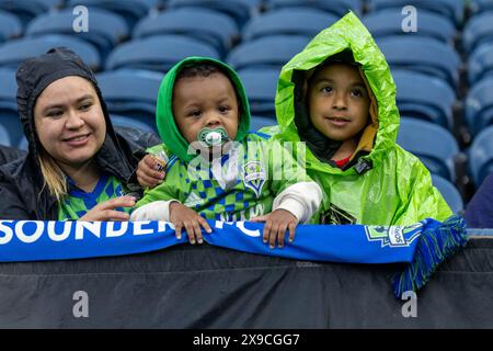 Seattle, Washington, USA. Mai 2024. DIE FANS VON Seattle Sounders sehen, wie sich ihre Lieblingsspieler vor dem Spiel aufwärmen, Seattle Sounders vs Real Salt Lake. Das Spiel endet mit 1-1 Unentschieden. (Kreditbild: © Melissa Levin/ZUMA Press Wire) NUR REDAKTIONELLE VERWENDUNG! Nicht für kommerzielle ZWECKE! Stockfoto