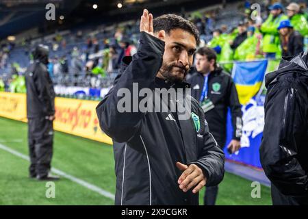 Seattle, Washington, USA. Mai 2024. Seattle Sounders Spieler CRISTIAN ROLDAN #7 dankt den Fans, als er nach dem Spiel vom Feld geht, Seattle Sounders vs Real Salt Lake, wobei das Spiel mit einem 1-1er-Spiel endet. (Kreditbild: © Melissa Levin/ZUMA Press Wire) NUR REDAKTIONELLE VERWENDUNG! Nicht für kommerzielle ZWECKE! Stockfoto