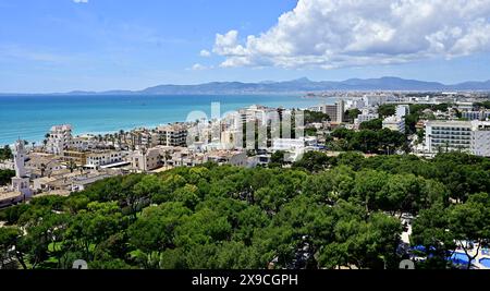 Blick auf die Bucht der Playa de Palma in Arenal auf der spanischen Baleareninsel Mallorca,bis in die Bucht von Can Pastilla,ein Stadtteil von Palma nordwestlich des Strandes Platja de Palma,beliebt bei Urlaubern und Touristen aus aller Welt,fotografiert am 18.05.2024. â *** Blick auf die Bucht von Playa de Palma in Arenal auf der spanischen Baleareninsel Mallorca, bis zur Bucht von Can Pastilla, einem Stadtteil von Palma nordwestlich des Platja de Palma-Strandes, beliebt bei Urlaubern und Touristen aus der ganzen Welt, fotografiert am 18 05 2024 Â Stockfoto