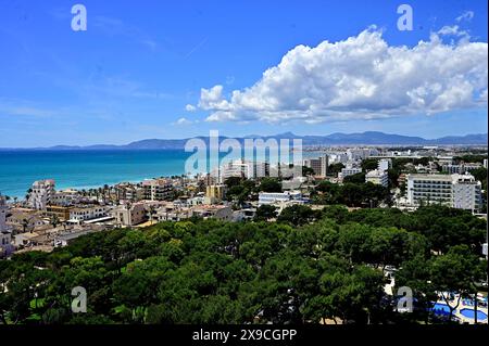 Blick auf die Bucht der Playa de Palma in Arenal auf der spanischen Baleareninsel Mallorca,bis in die Bucht von Can Pastilla,ein Stadtteil von Palma nordwestlich des Strandes Platja de Palma,beliebt bei Urlaubern und Touristen aus aller Welt,fotografiert am 18.05.2024. â *** Blick auf die Bucht von Playa de Palma in Arenal auf der spanischen Baleareninsel Mallorca, bis zur Bucht von Can Pastilla, einem Stadtteil von Palma nordwestlich des Platja de Palma-Strandes, beliebt bei Urlaubern und Touristen aus der ganzen Welt, fotografiert am 18 05 2024 Â Stockfoto