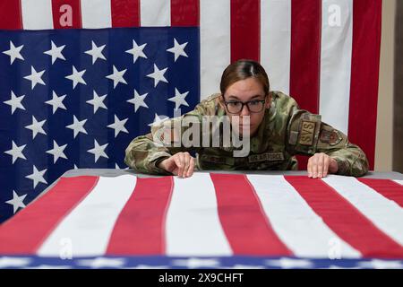 Dover, Delaware, USA. Mai 2024. Der Air Force Senior Airman Jocelyn Rosado begradigt die Streifen auf einer US-Flagge während des Bügelvorgangs auf der Dover Air Force Base, Delf., 21. Mai 2024. Die Vorbereitung der Flagge besteht darin, die Flagge zu bügeln und etwaige Fusseln oder abgeschnittene Fäden zu entfernen. Das Team arbeitet daran, sicherzustellen, dass jede Flagge, die über einem Sarg eines gefallenen Servicemitarbeiters hängt, makellos ist. (Kreditbild: © U.S. Air Force/ZUMA Press Wire) NUR REDAKTIONELLE VERWENDUNG! Nicht für kommerzielle ZWECKE! Stockfoto