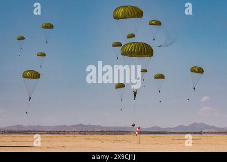 Ben Guerir, Marokko. Mai 2024. Fallschirmjäger mit der 19. Special Forces Group (Airborne), dem 9. Psychologischen Operationsbataillon, der Utah National Guard und der 2e Brigade d infanterie Parachutiste (2e BIP), marokkanischen Royal Armed Forces landen während des Afrikanischen Löwen 2024 (AL24) am 20. Mai 2024 in einer Fallzone nahe Ben Guerir, Marokko. AL24 feiert den 20. Jahrestag der ersten gemeinsamen Übung des U.S. Africa Command unter der Leitung der Southern European Task Force, Africa (SETAF-AF) der US Army, die vom 19. April bis 31. Mai in Ghana, Marokko, Senegal und Tunesien stattfindet und über 8.100 Teilnehmer aus 27 Nationen an umfasst Stockfoto