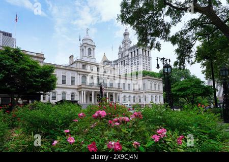 Rathaus von New York City, Blick vom Park mit Blumen Stockfoto