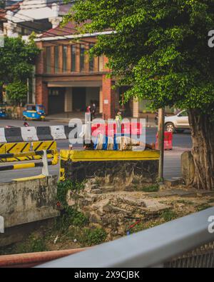 Jakarta, Indonesien - 7. Mai 2024. Ein Obdachloser schläft in der Nähe der Straße, in der Nähe gibt es eine Tasse Kaffee. Stockfoto