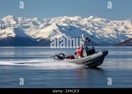 13. Mai 2024 – Whittier, Alaska, USA – die der 212th Rescue Squadron zugeordneten Nationalgarde der Alaska Air betreiben ein Schlauchboot mit starrem Rumpf, während sie am 14. Mai 2024 eine Fallzonenuntersuchung für Wasserrettungstrainings im Prince William Sound in der Nähe von Whittier, Alaska durchführen. Die Flieger der 212. RQS sind ausgebildet, ausgerüstet und positioniert, um das gesamte Spektrum der Personalbergung durchzuführen, die sowohl konventionelle als auch unkonventionelle Rettungseinsätze umfasst. Die 212., zusammen mit den 210. Und 211. RQS, bilden die 176th Wing Rescue Triade und gehören zu den beschäftigtesten Kampfsucheinheiten in der W Stockfoto