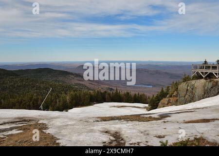 Orford Mount am Ende der Wintersaison, im Frühjahr Stukely Belvedere Stockfoto