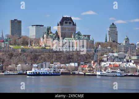 LÉVIS, QUEBEC, KANADA - 6. MAI 2022 - Altstadt von Quebec von Levis aus gesehen. Fähre auf dem St-Lawrence River. Schloss Frontenac. Stockfoto