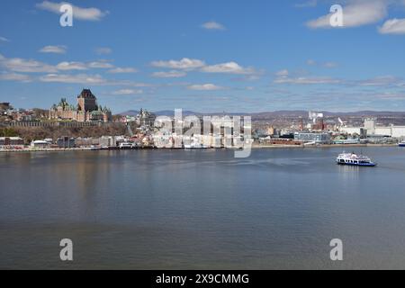Altstadt von Quebec von Levis aus gesehen. Fähre auf dem St-Lawrence River. Schloss Frontenac. Stockfoto