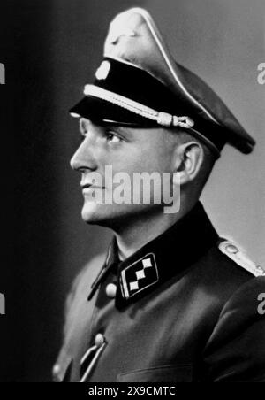 1943 c., DEUTSCHLAND : der deutsche Kriegsverbrecher KLAUS BARBIE ( Nikolaus , 1913–1991 ) in deutscher SS-Offiziersuniform während des Dritten Reiches Adolf Hitlers . Er arbeitete während des Zweiten Weltkriegs in Vichy Frankreich, bekannt als der " Schlächter von Lyon ", weil er Gefangene (vor allem Juden und Mitglieder des französischen Widerstands) persönlich als Leiter der Gestapo in Lyon folterte. Nach dem Krieg beschäftigte ihn der US-Geheimdienst für seine antikommunistischen Bemühungen und half ihm bei seiner Flucht nach Bolivien ( 1955 ), wo er dem diktatorischen Regime bei der Unterdrückung der Opposition durch Folter beriet. Er war ein Stockfoto