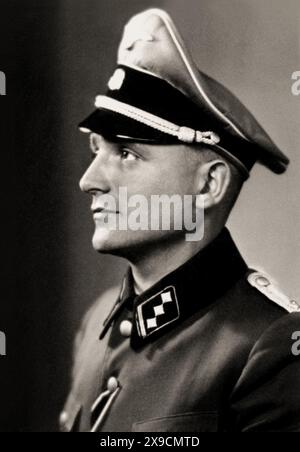 1943 c., DEUTSCHLAND : der deutsche Kriegsverbrecher KLAUS BARBIE ( Nikolaus , 1913–1991 ) in deutscher SS-Offiziersuniform während des Dritten Reiches Adolf Hitlers . Er arbeitete während des Zweiten Weltkriegs in Vichy Frankreich, bekannt als der " Schlächter von Lyon ", weil er Gefangene (vor allem Juden und Mitglieder des französischen Widerstands) persönlich als Leiter der Gestapo in Lyon folterte. Nach dem Krieg beschäftigte ihn der US-Geheimdienst für seine antikommunistischen Bemühungen und half ihm bei seiner Flucht nach Bolivien ( 1955 ), wo er dem diktatorischen Regime bei der Unterdrückung der Opposition durch Folter beriet. Er war ein Stockfoto