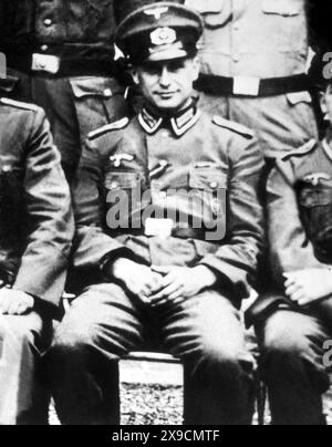 1944 c., DEUTSCHLAND : der deutsche Kriegsverbrecher KLAUS BARBIE ( Nikolaus , 1913–1991 ) in deutscher SS-Offiziersuniform während des Dritten Reiches Adolf Hitlers . Er arbeitete während des Zweiten Weltkriegs in Vichy Frankreich, bekannt als der " Schlächter von Lyon ", weil er Gefangene (vor allem Juden und Mitglieder des französischen Widerstands) persönlich als Leiter der Gestapo in Lyon folterte. Nach dem Krieg beschäftigte ihn der US-Geheimdienst für seine antikommunistischen Bemühungen und half ihm bei seiner Flucht nach Bolivien ( 1955 ), wo er dem diktatorischen Regime bei der Unterdrückung der Opposition durch Folter beriet. Er war ein Stockfoto