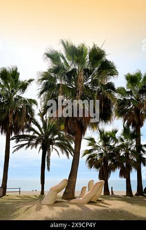 Los Boliches die Skulptur der offenen Hand von Charo Garcia, errichtet 2015 und eingebettet in Palmenhaine in Fuengirola Spanien Stockfoto