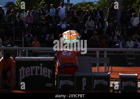Paris, Frankreich. 30. Mai 2024. Ein Schirm ist während des zweiten Rundenspiels zwischen Zhang Zhizhen aus China und Lorenzo Sonego aus Italien beim French Open Tennis Turnier in Roland Garros, Paris, Frankreich, am 30. Mai 2024 zu sehen. Quelle: Gao Jing/Xinhua/Alamy Live News Stockfoto
