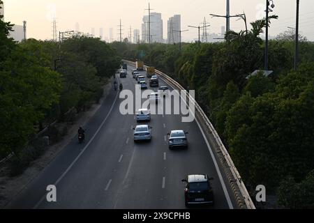 Zeigen Sie die sechsspurige Autobahn, die sich bis in die Ferne erstreckt und den reibungslosen Verkehrsfluss unterstreicht. #Road, #Expressway, #Cars, #Traffic Stockfoto