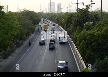 Zeigen Sie die sechsspurige Autobahn, die sich bis in die Ferne erstreckt und den reibungslosen Verkehrsfluss unterstreicht. #Road, #Expressway, #Cars, #Traffic Stockfoto