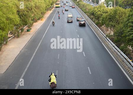 Zeigen Sie die sechsspurige Autobahn, die sich bis in die Ferne erstreckt und den reibungslosen Verkehrsfluss unterstreicht. #Road, #Expressway, #Cars, #Traffic Stockfoto