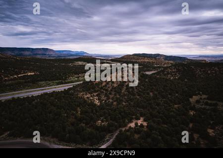 Dieses atemberaubende Luftbild fängt die dramatische Schönheit der rauen Landschaften Utahs unter einem stimmungsvollen, bewölkten Himmel ein. Stockfoto